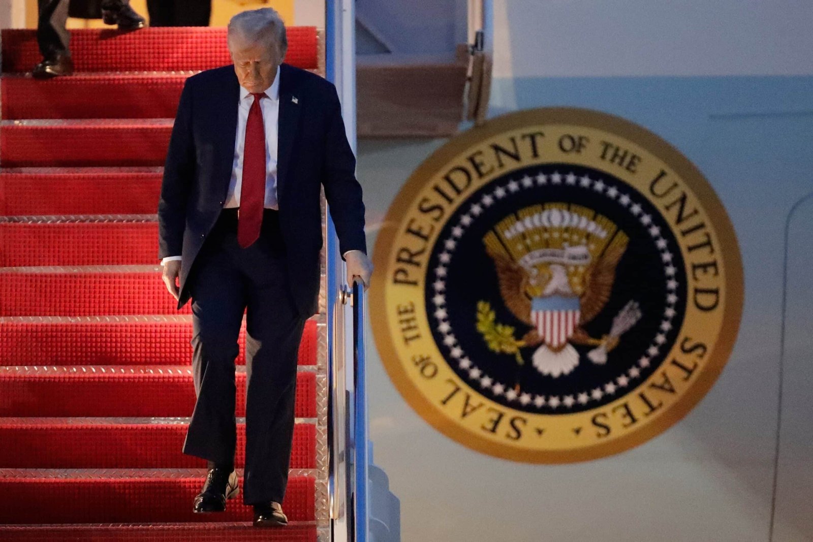 Trump says that "he is not joking" about possibly looking for a third mandate. The Constitution prohibits it, scholars say
