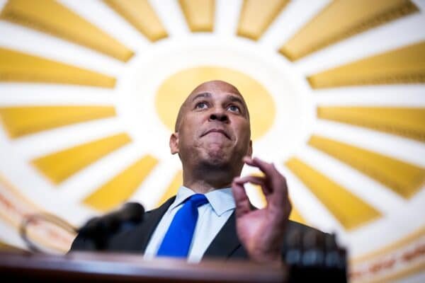 Booker organizes the Senate's filibuster to protest the "crisis", says Trump and Musk created