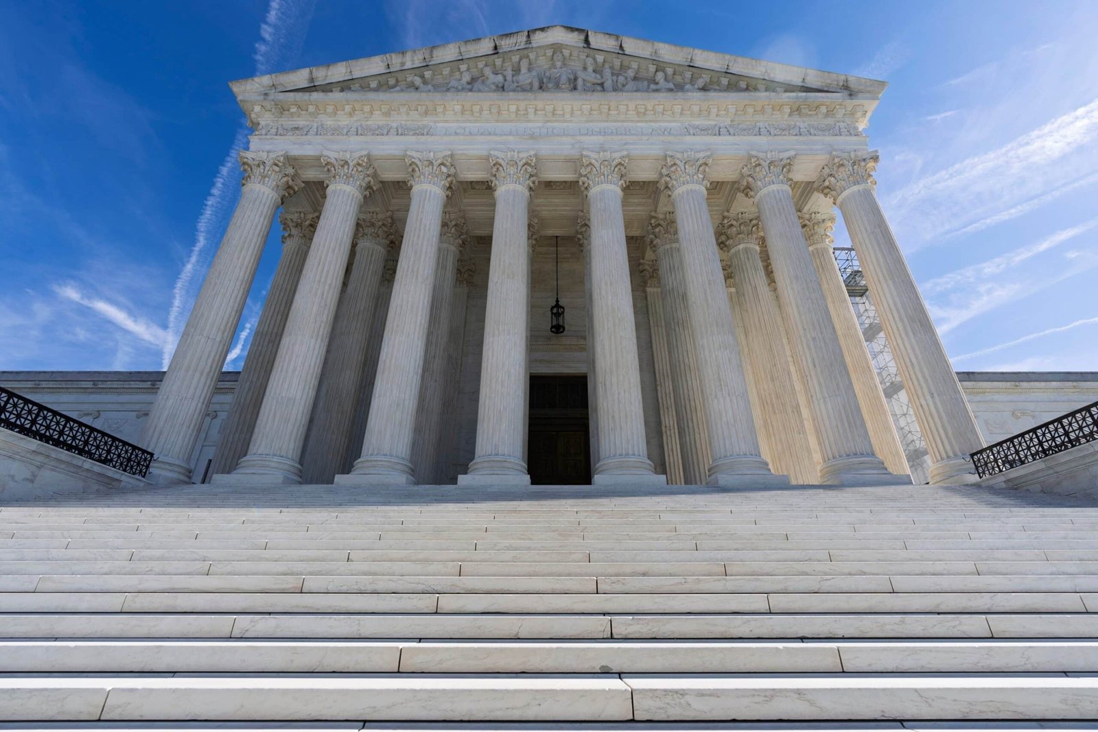 The Supreme Court allows the White House to end the protections for 350k Venezuelans for now