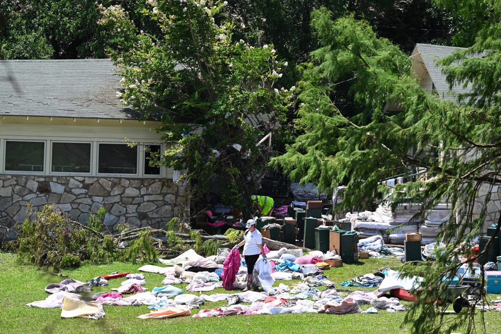 The inspectors signed in the emergency plans of CAMP MITIC days before the catastrophic floods, as the records show