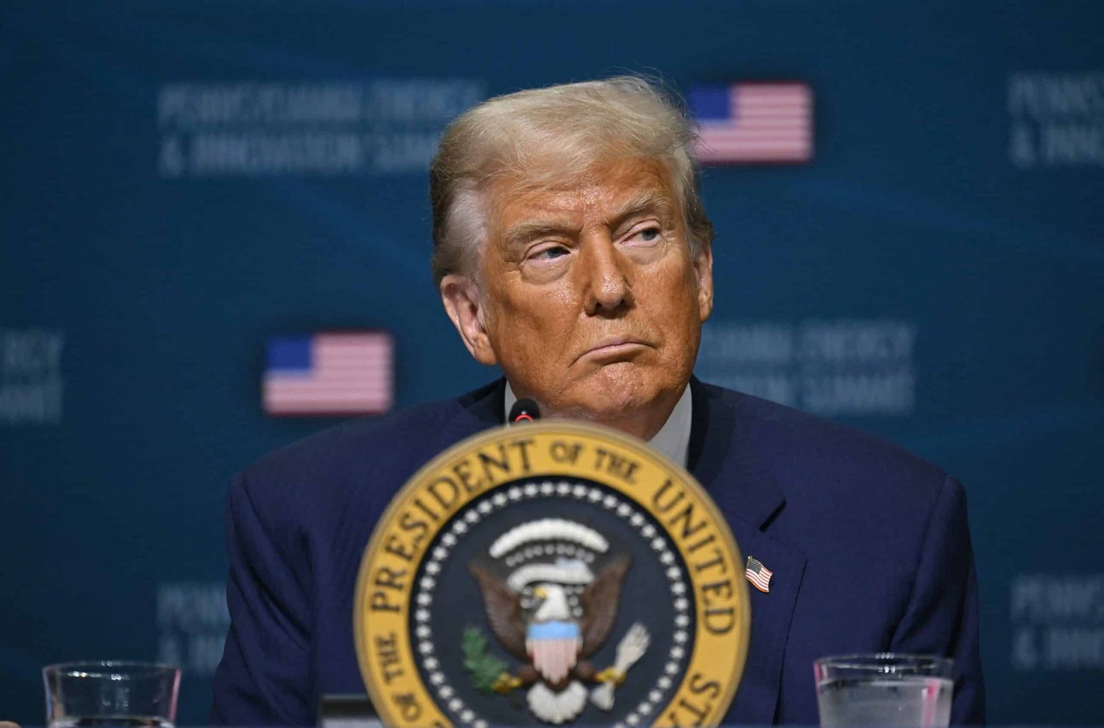 Trump Admin Live Updates: Trump says it is "very unlikely" to shoot Powell from Fed