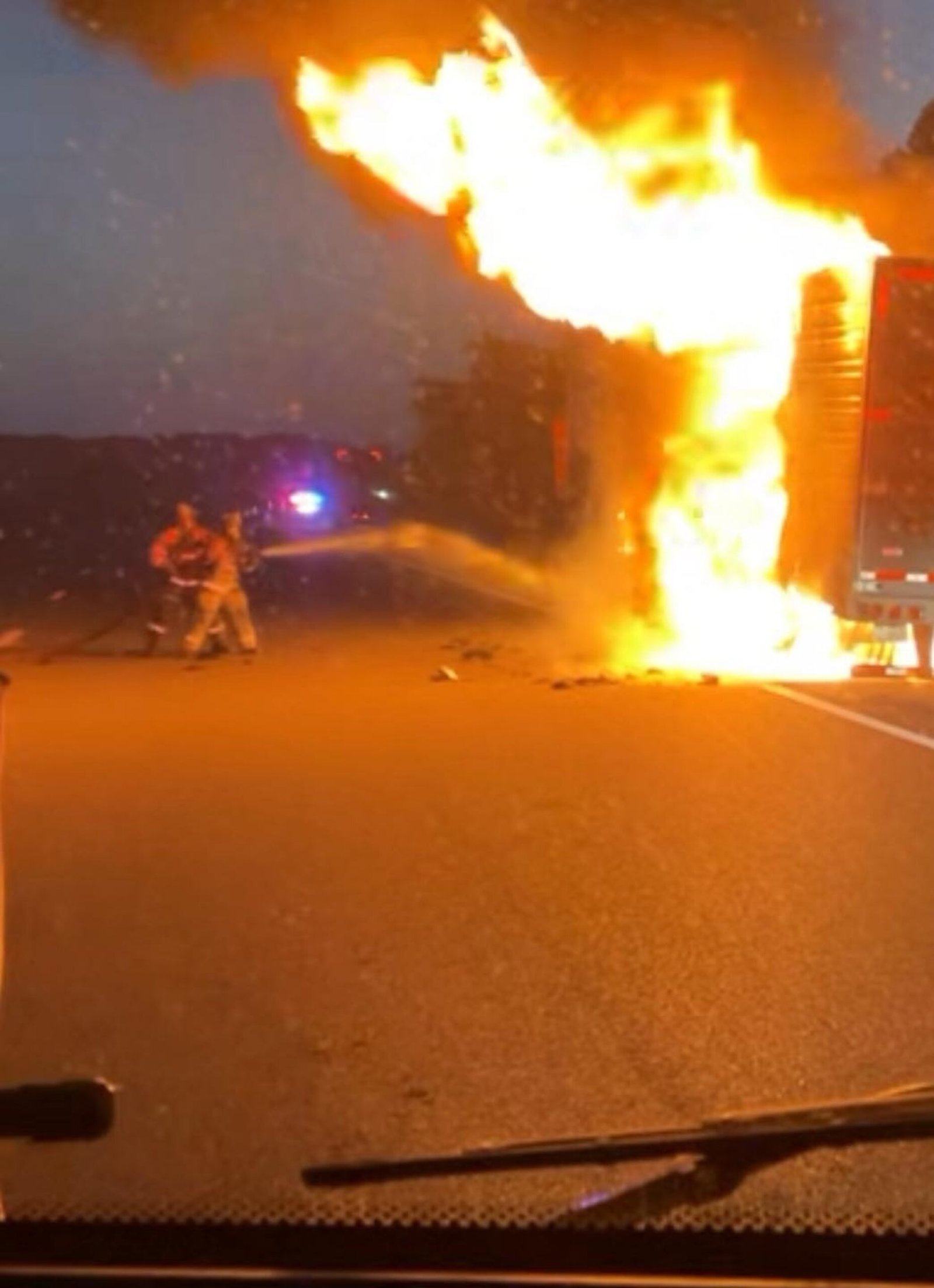20 tons of chuleton fillets rise on fire on the side of the road on the fire of the tractor trailer