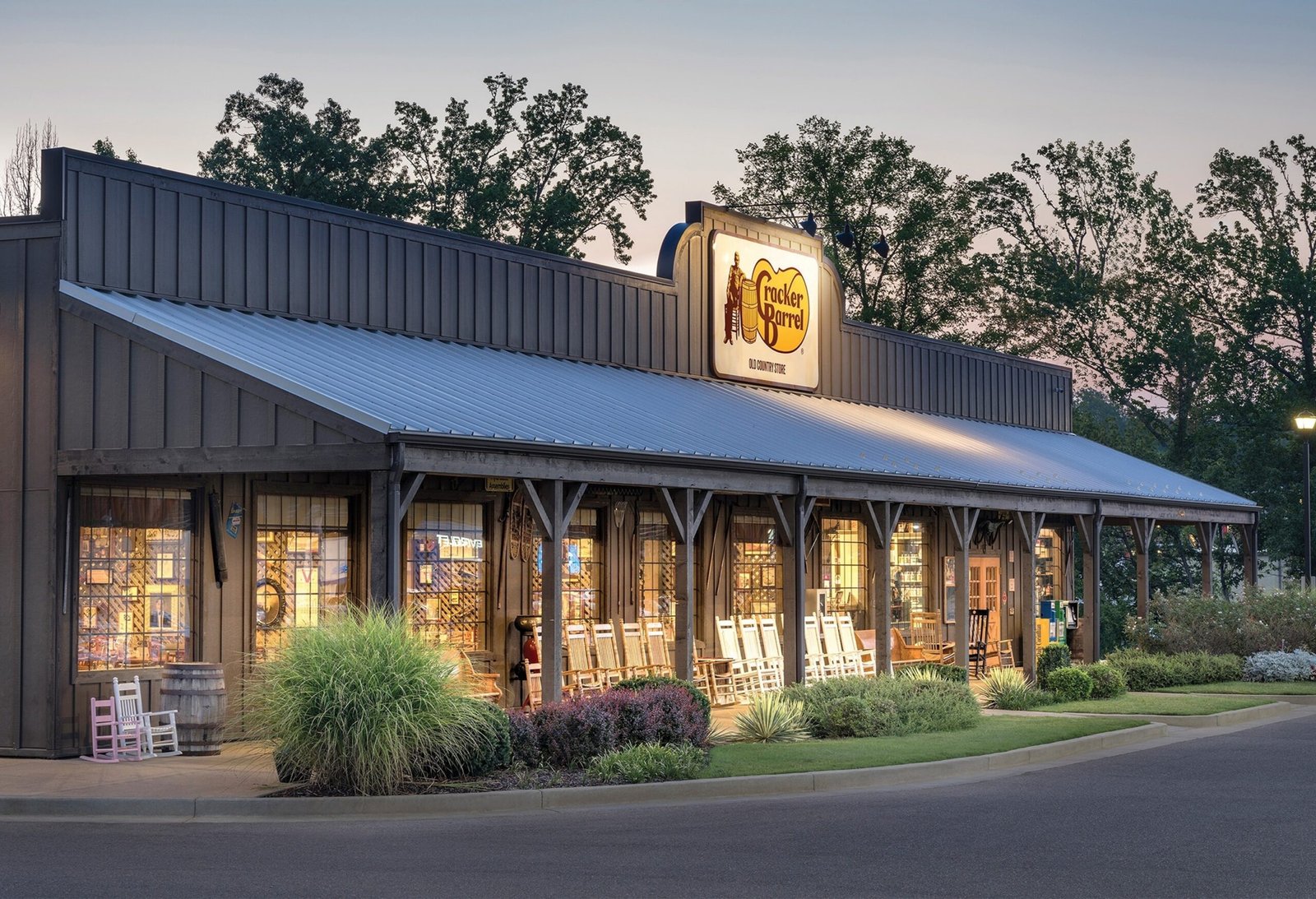 Cracker Barrel says he will return to the old logo in the middle of the redesign controversy