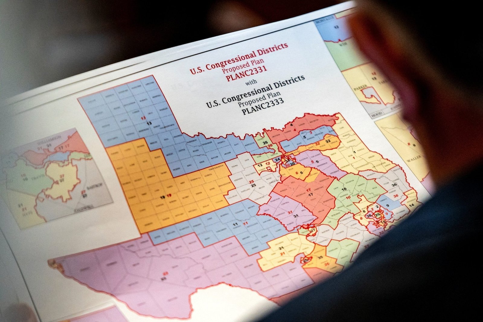 The Governor of Texas, Abbott, signs the map of the redrait congress that favors Republicans after Trump press