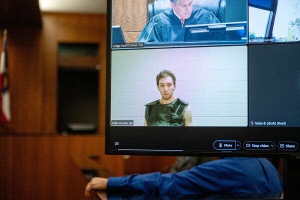 Photo: Charlie Kirk shot the suspect Tyler Robinson processed on the Utah court