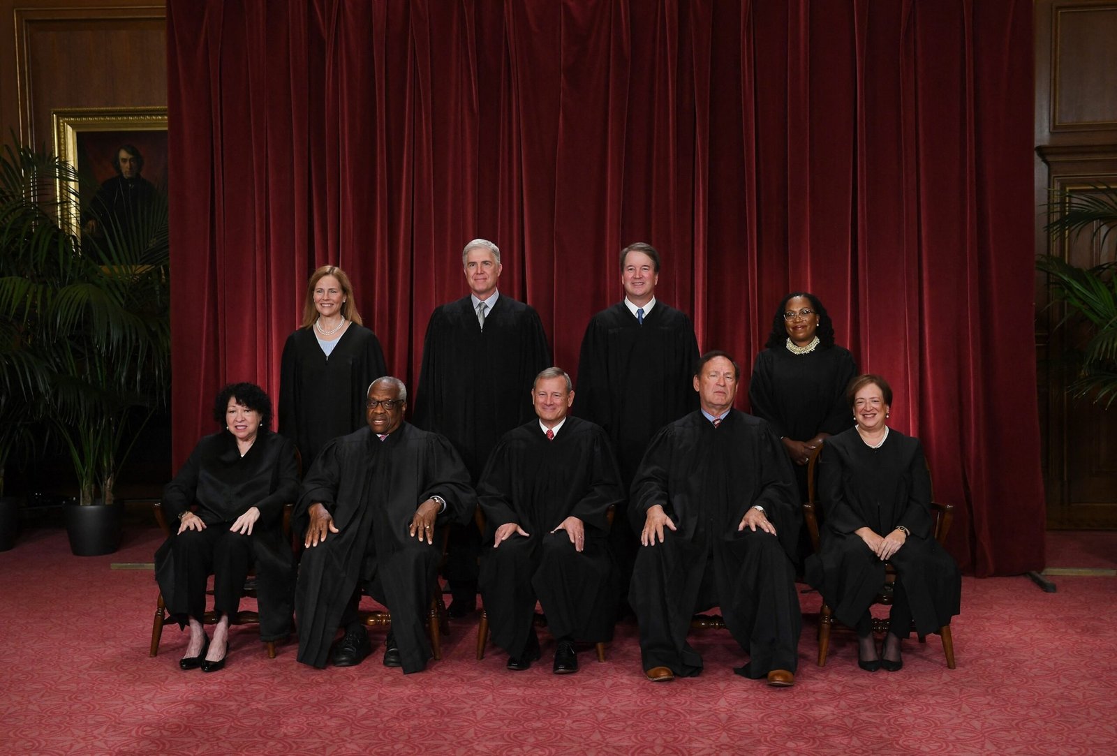 Photo: The judges of the Supreme Court pose for their official photo in the Supreme Court of Washington, DC, on October 7, 2022.