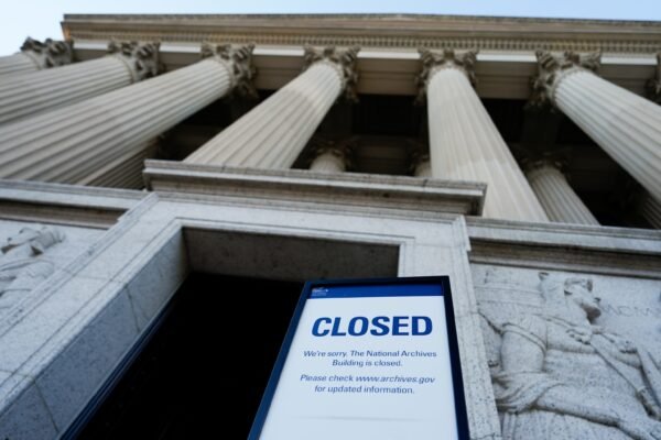 What continues with the closure after the Senate does not approve the bills aimed at financing the government?