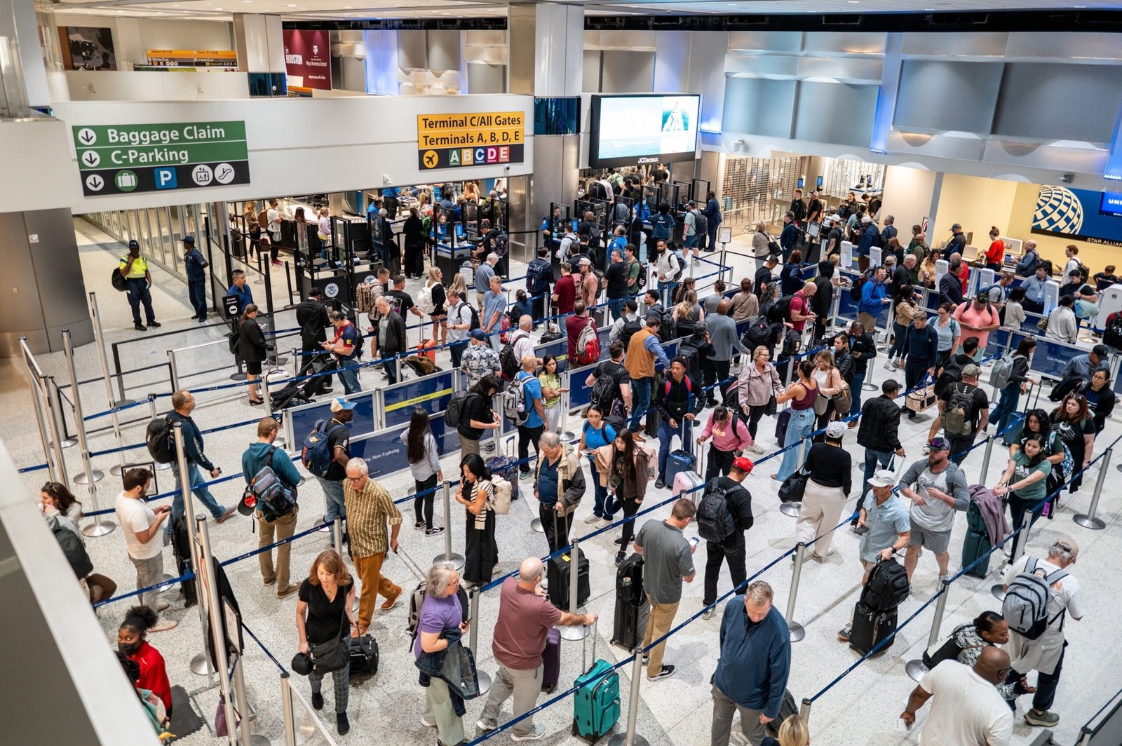 PHOTO: The FAA aims for 40 "High volume" US airports to cut flights amid government shutdown