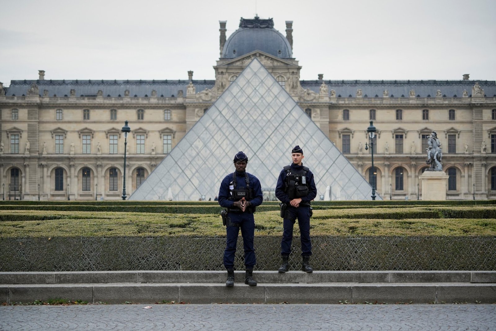 Two more charged with Louvre jewel theft and three released
